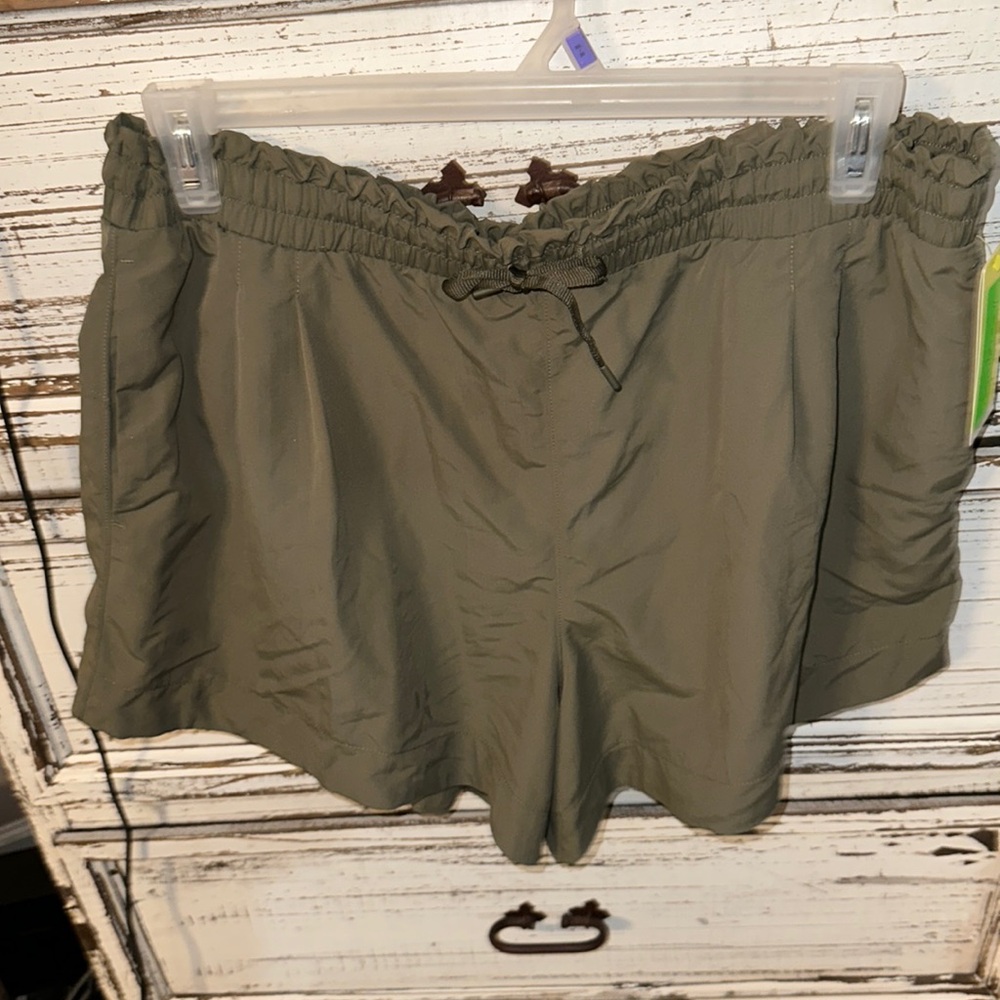 NWT all in motion resort short in moss green pockets and zipp one drawstringxxl